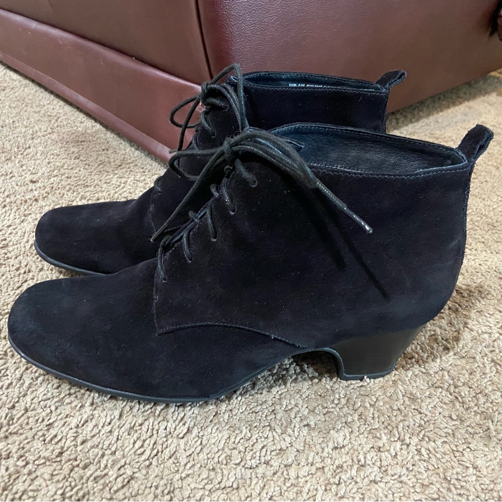 Clarks Artisan Leyden Bell Black Suede Lace-Up Low Block Heel Ankle Bootie 9.5M